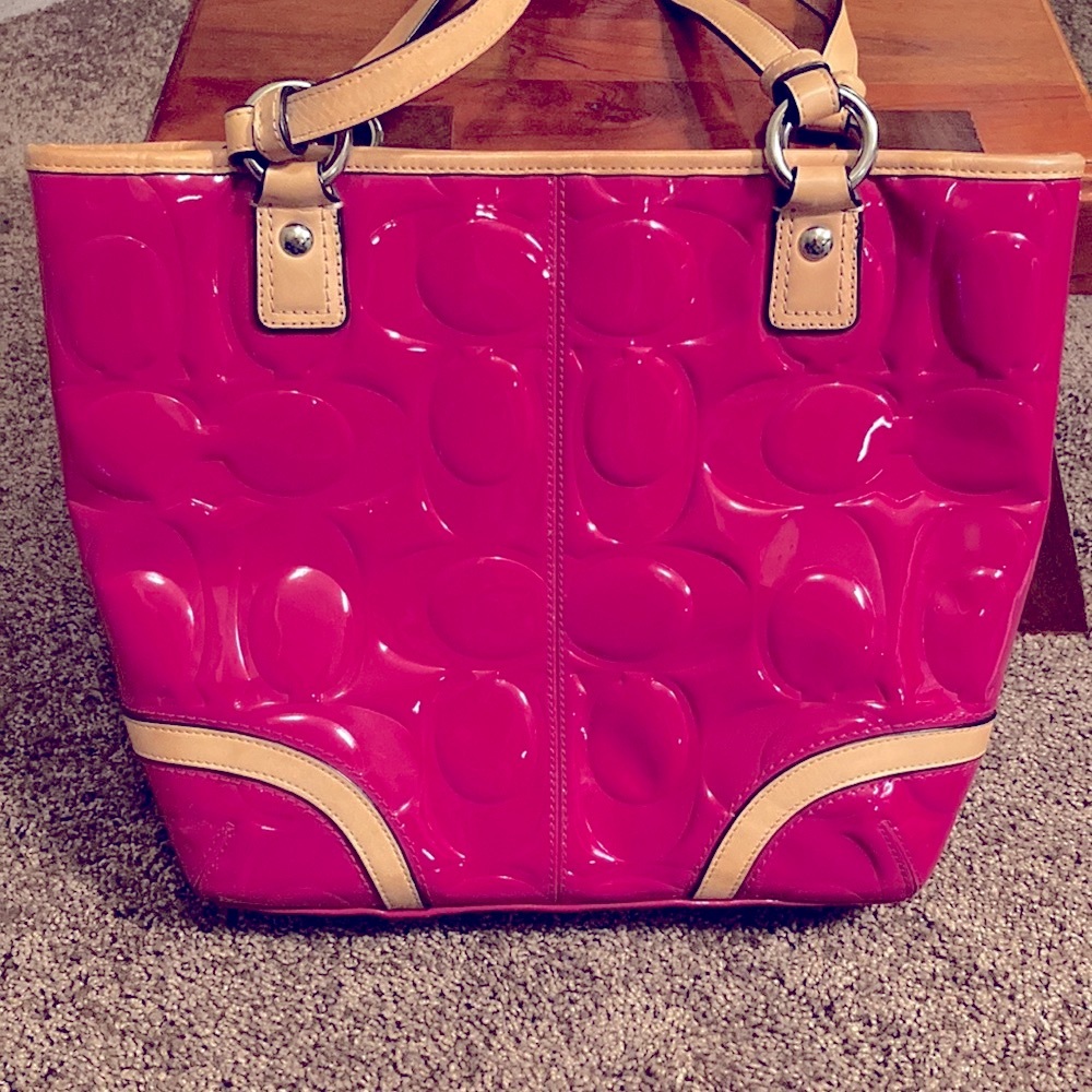 COACH. RASPBERRY LIGHT BROWN TRIM!  Gorgeous patent leather!  EUC. WITH DUST BAG - Picture 3 of 16